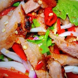 ยำคอหมูย่าง