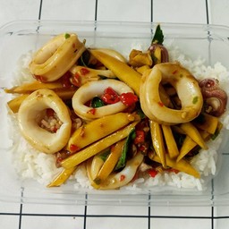 ข้าวราดผัดหน่อไม้ปลาหมึก