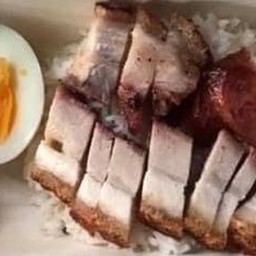 ข้าวหมูแดงหมูกรอบกุนเชียง