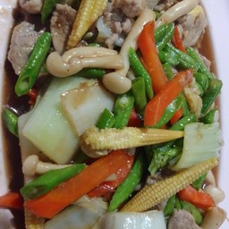 ข้าวราดผัดผักรวมใส่หมูชิ้น