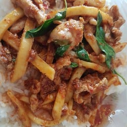 ผัดพริกแกงหมูชิ้นใส่หน่อไม้