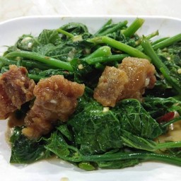 ฝักแม้วไฟแดงใส่หมูกรอบ