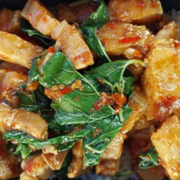 กะเพราหมูกรอบราดข้าว