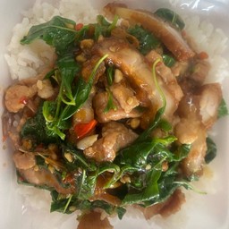 กระเพราหมูชิ้น+หมูกรอบราดข้าว