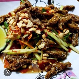 ยำมะม่วง ปลากรอบ