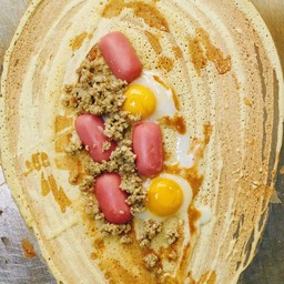 แผ่นใหญ่เค็ม ไข่นก+กรอก+หมูสับ 1 แผ่น 45 บาท