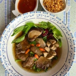 ก๋วยเตี๋ยวเนื้อตุ๋นยาจีนชายแจ๋ว