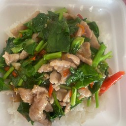 คะน้าหมูชิ้นราดข้าว