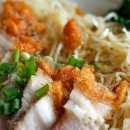 (พิเศษ) ก๋วยเตี๋ยวแห้ง เส้นใหญ่ ,เส้นเล็ก ,เส้นหมี่ไวไว หมูกรอบ