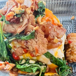 ข้าวไข่เยิ้มหมูย่างกระเพรา
