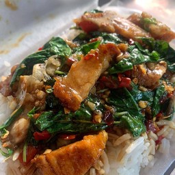 กระเพราหมูกรอบ