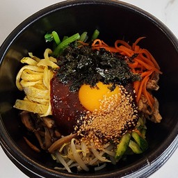 Dolsot Bibimbap - Hot Stoned Rice With Pork & Vegetables (ข้าวยำเกาหลีกระทะร้อน)