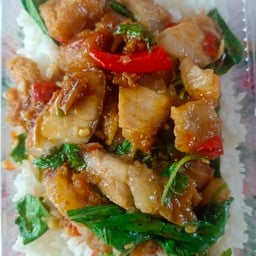 กระเพราหมูกรอบ