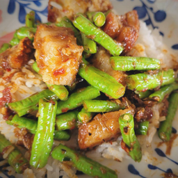 ถั่วผัดพริกแกงหมูกรอบ(เก็บคูปองรับส่วนลด)