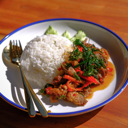 กะเพราหมูตุ๋นราดข้าว