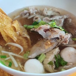 ก๋วยเตี๋ยวหมู เเพร่งนรา เลี่ยงเมืองนนท์