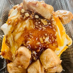 ข้าวไข่เยิ้มไก่ซอสกระเทียม