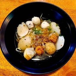 ก๋วยเตี๋ยวน้ำ น้ำซุปสูตรพิเศษทางร้าน แทบจะไม่ต้องปรุงเพิ่ม 