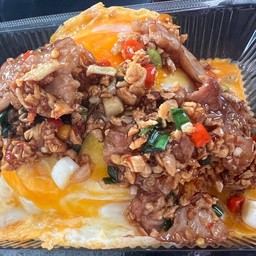 ข้าวไข่เยิ้มหมูย่างผัดพริกเกลือ