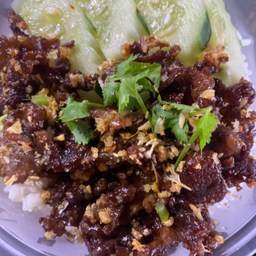 ข้าวเนิ้อทอดกระเทียมพริกไทย