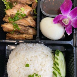ข้าวไก่ย่างน้ำจิ้มแจ่ว