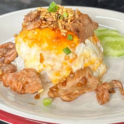 ข้าวไข่เยิ้มหมูย่างซอสกระเทียม