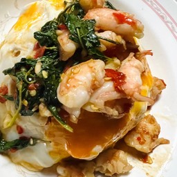 ข้าวไข่เยิ้มกุ้งกระเพรา