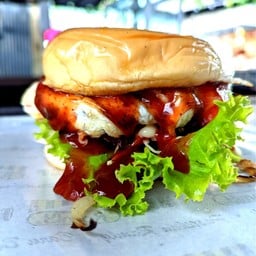 เบอร์เกอร์เนื้อห่อไข่