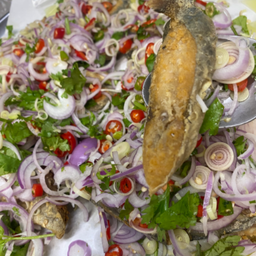 ยำเนื้อปลาอินทรีย์เค็ม 1 ชิ้นใหญ่