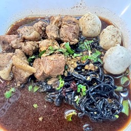 บะหมี่ชาร์โคลหมูตุ๋นน้ำตก