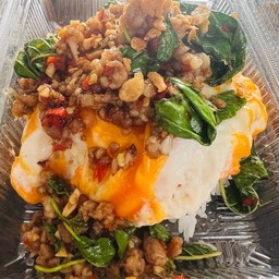 ข้าวไข่เยิ้มหมูสับกระเพรา
