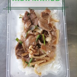 เครื่องในไก่ผัดกะเพราราดข้าว