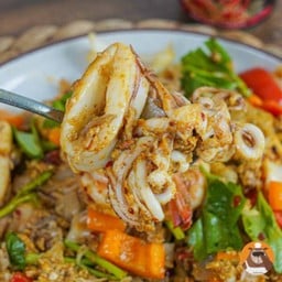 ผัดผงกะหรี่ทะเลราดข้าว