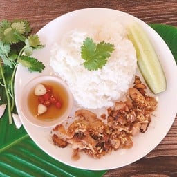 ข้าวราดหมูผัดกระเทียมพริกไทย