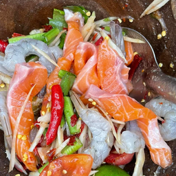 ตำ (แซลมอนกุ้งสดมะละกอ น้ำปลาร้า)