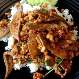ผัดกระเพราหมูสับตับราดข้าว
