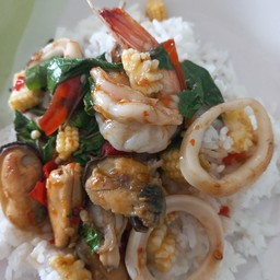 ปลาหมึกผัดพริกหยวกราดข้าว
