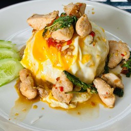ข้าวไข่เยิ้มไก่กระเพรา