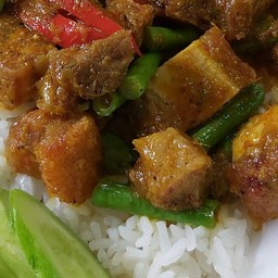 ข้าวพริกแกงใต้หมูกรอบ