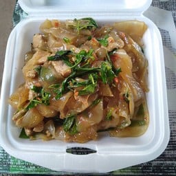 เส้นใหญ่ ผัดกระเพรา หมูสับ