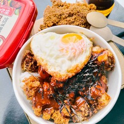 ข้าวไก่กรอบ ซอสเผ็ดเกาหลี 1แถม1 ฟรีสาหร่าย