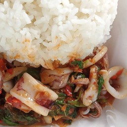 ข้าวผัดเผ็ดปลาหมึก