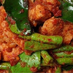 หมูผัดพริกแกง