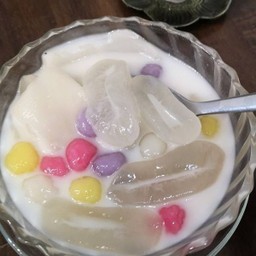 บัวลอยมะพร้าวอ่อนลูกตาลสด