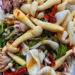 กระเพราปลาหมึกใส่เห็ดราดข้าว