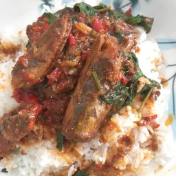 ข้าวกระเพราปลากระป๋อง