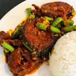 พริกแกงปลาดุกราดข้าว