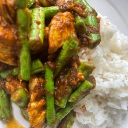 พริกแกงไก่ราดข้าว