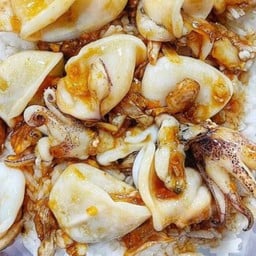 ปลาหมึกกระเทียมราดข้าว