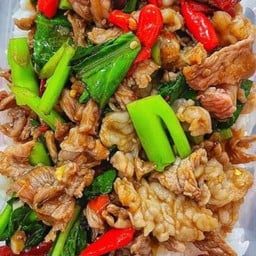 คะน้าหมูชิ้นราดข้าว